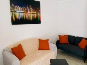 Charmant F2 en centre-ville avec parking, balcon et équipements modernes - FR-1-703-162